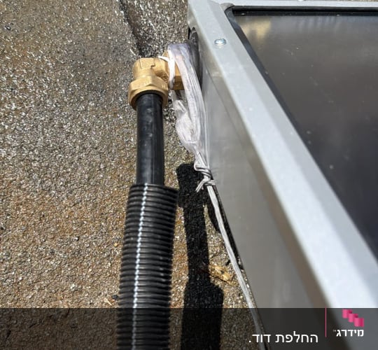 חיבור צנרת וברך פליז לקולט שמש על גג